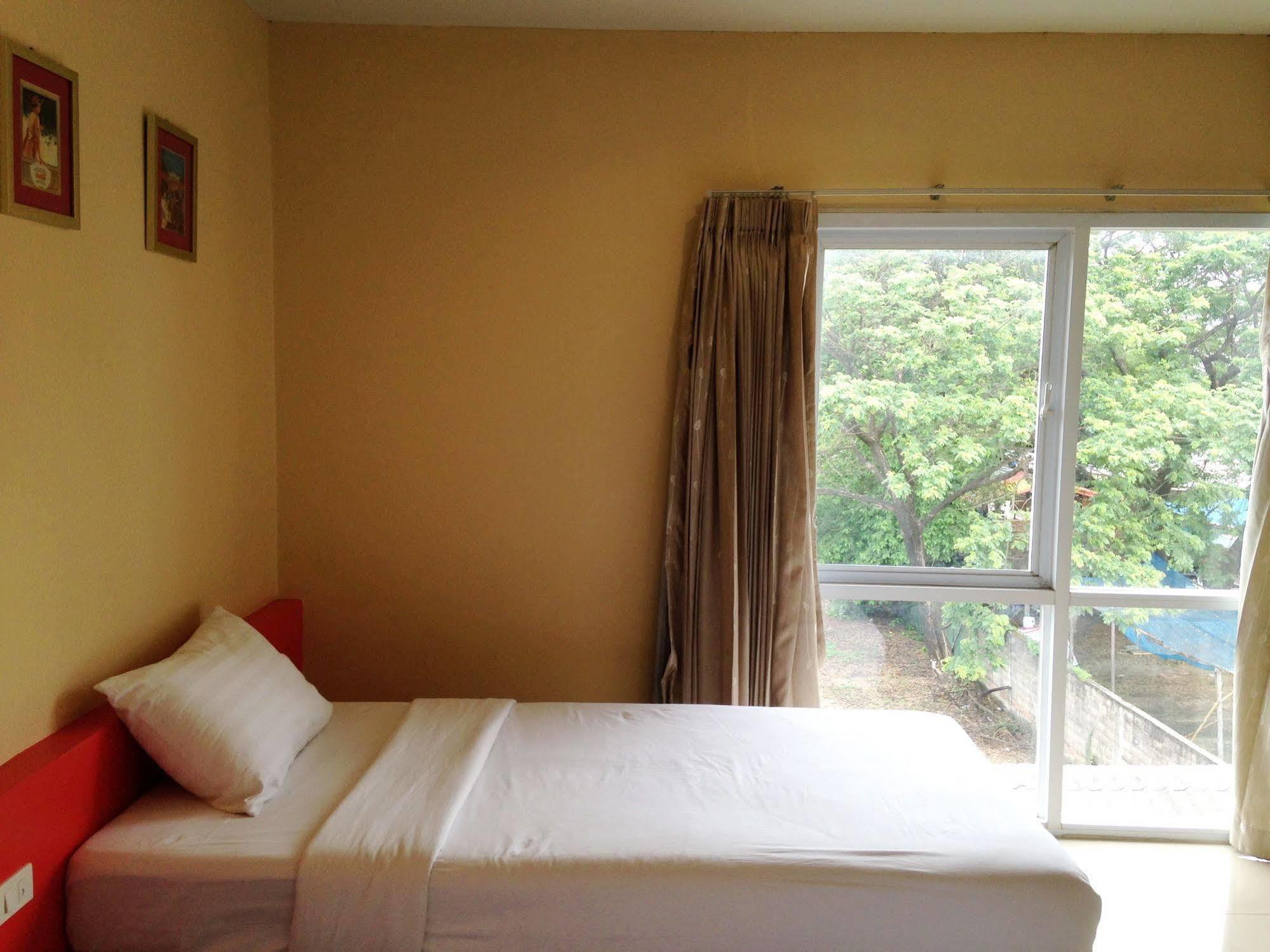 C2 Residence Lampang Extérieur photo